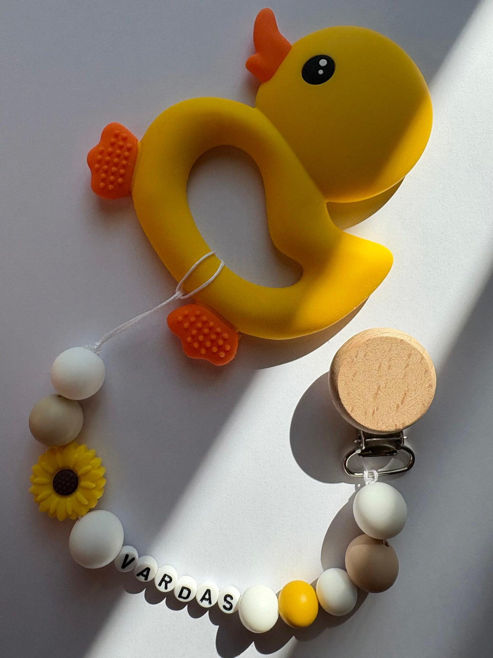 Vardinis kramtuko ir čiulptuko laikiklio rinkinys “Little duck” Mamuli